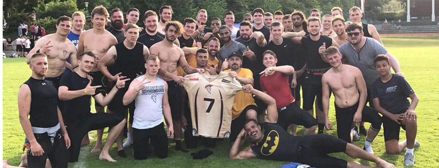 Freude nach Auswärtssieg in Burghausen im Juni 2015